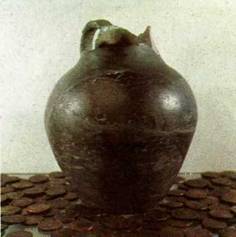 Кувшин и часть клада медных монет. XVIII в.