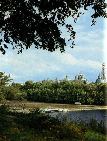 Панорама древних построек Троице-Сергиева монастыря