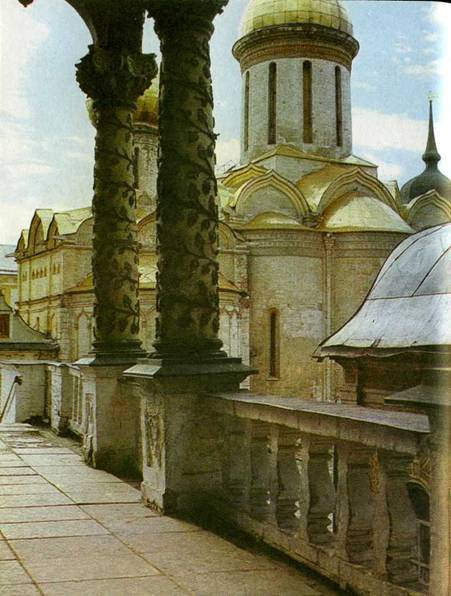 Вид с галереи Трапезной на Троицкий собор