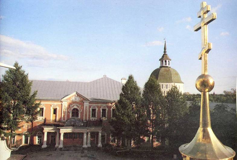 Митрополичьи (Патриаршие) покои. Построены по благословению митрополита Платона Левшина.