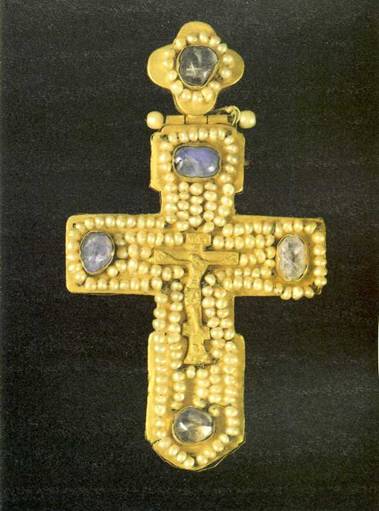 Крест-мощевик. Вклад Марфы Владимировны Старицкой XVI в. 15,5x9x1,6 см. ЗГИХМЗ, № 180.