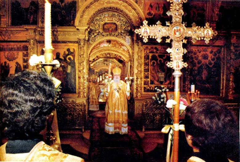 «Благодать Господа нашего Иисуса Христа, и любы Бога и Отца, и причастие Святаго Духа буди со всеми вами».