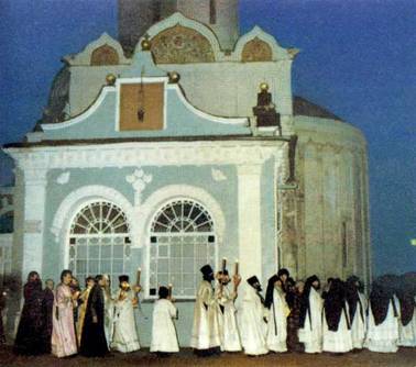 Крестный ход у Троицкого собора перед Пасхальной заутреней.