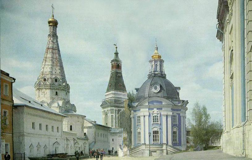 Церковь Зосимы и Савватия с Больничными палатами (1635—1638).
Каличья башня (1758—1778) и Смоленская церковь (1745—1748)