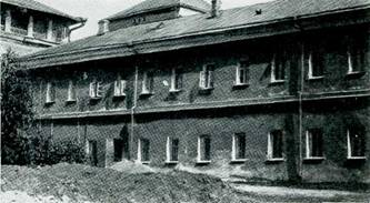 Предтеченский корпус братских келий. До реставрации. Фотография 1960 г.