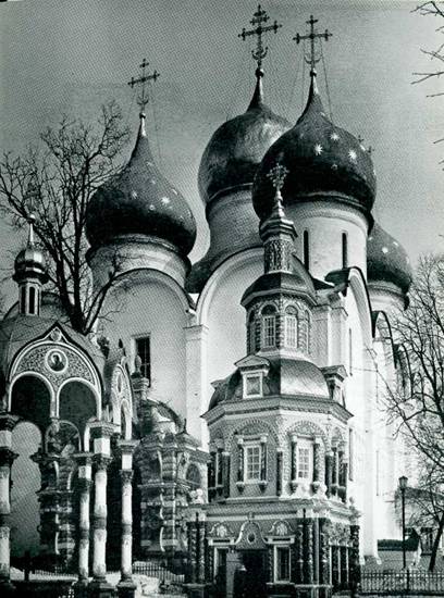 Надкладезная часовня (конец XVII в.) и Успенский собор (1559—1585)