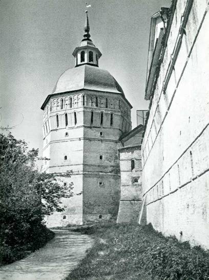 Водяная угловая башня (XVII в.) с Водяными воротами (XVI в.; XVII в.)